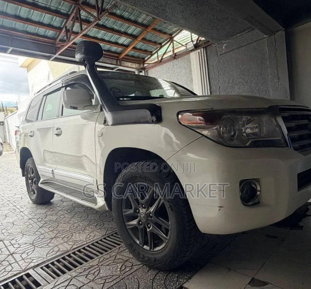 Toyota Land Cruiser 2012 White