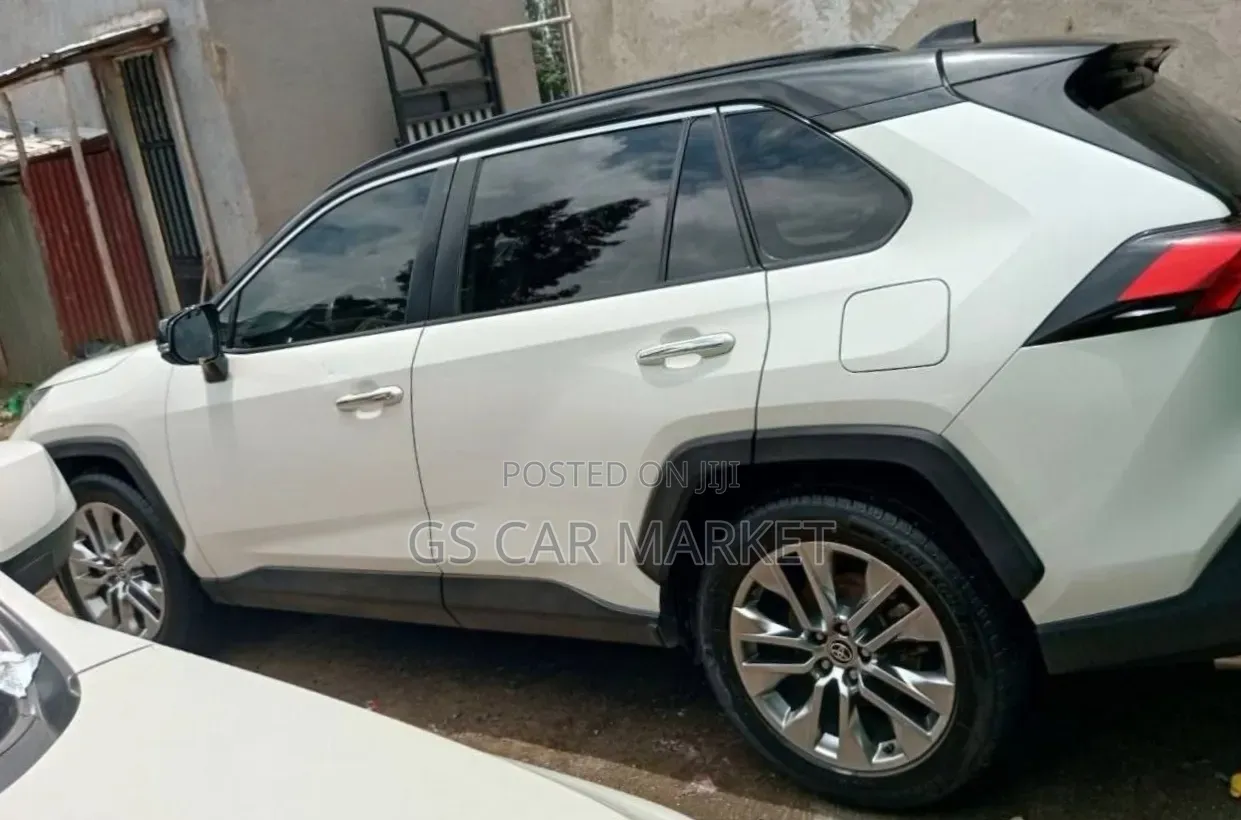 Toyota RAV4 2021 White