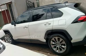 Toyota RAV4 2021 White