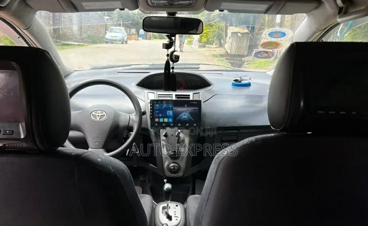 Toyota Yaris 2010 Silver