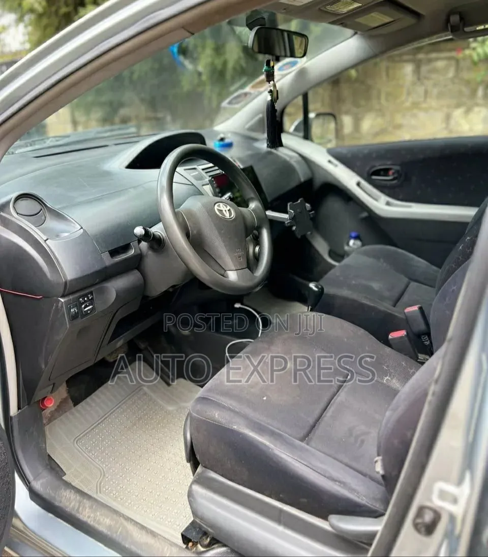 Toyota Yaris 2010 Silver