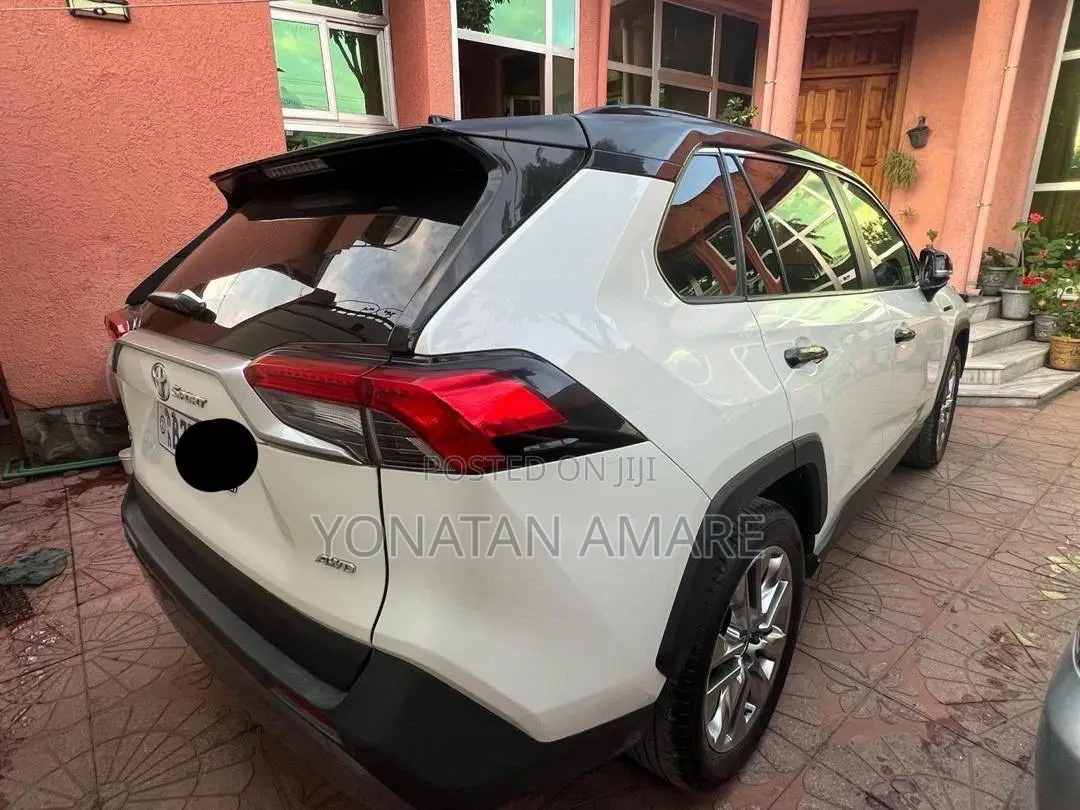 Toyota RAV4 2021 White