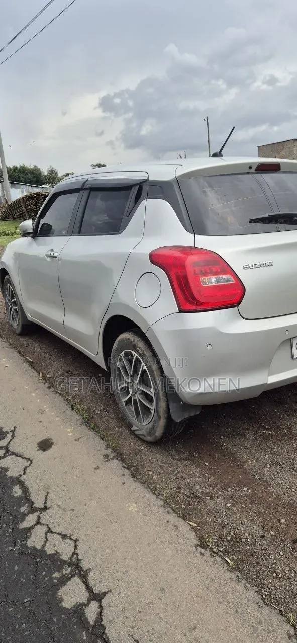 Suzuki Swift 2022 Silver