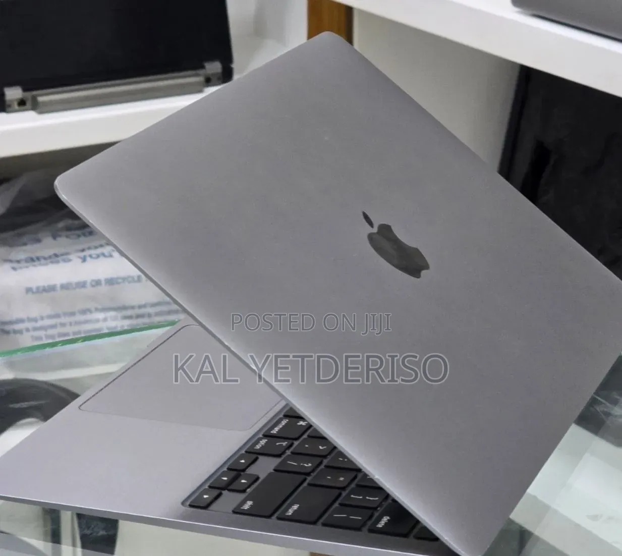 New Laptop Apple MacBook 2020 8GB Intel Core i5 SSD 256GB