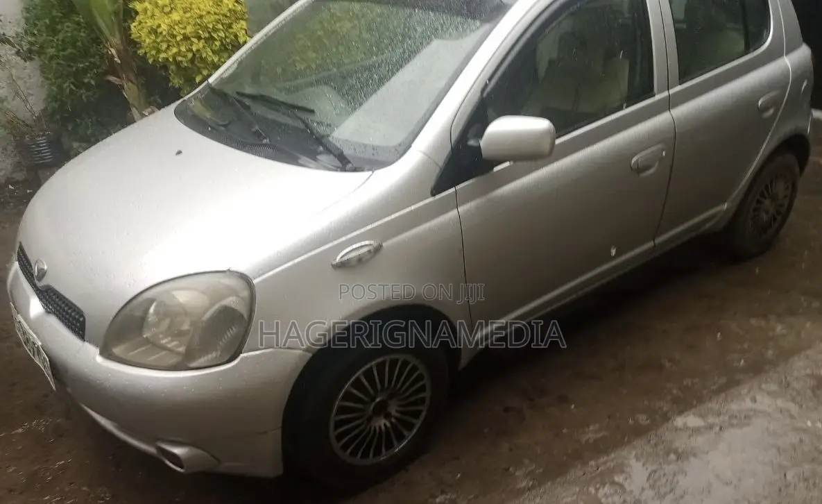 Toyota Vitz 2001 Silver