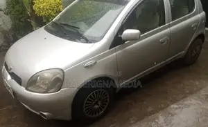 Toyota Vitz 2001 Silver