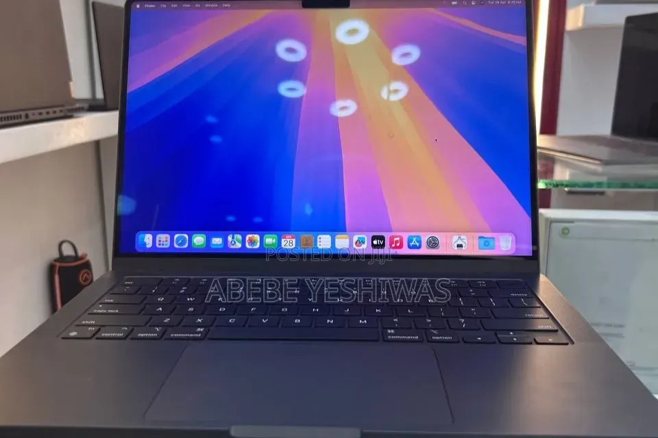 New Laptop Apple MacBook Pro 2023 M3 18GB Apple M3 Pro SSD 512GB