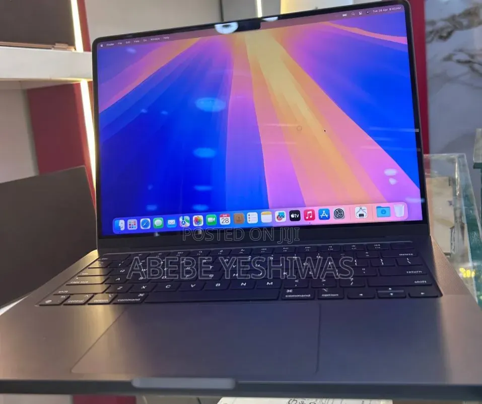 New Laptop Apple MacBook Pro 2023 M3 18GB Apple M3 Pro SSD 512GB