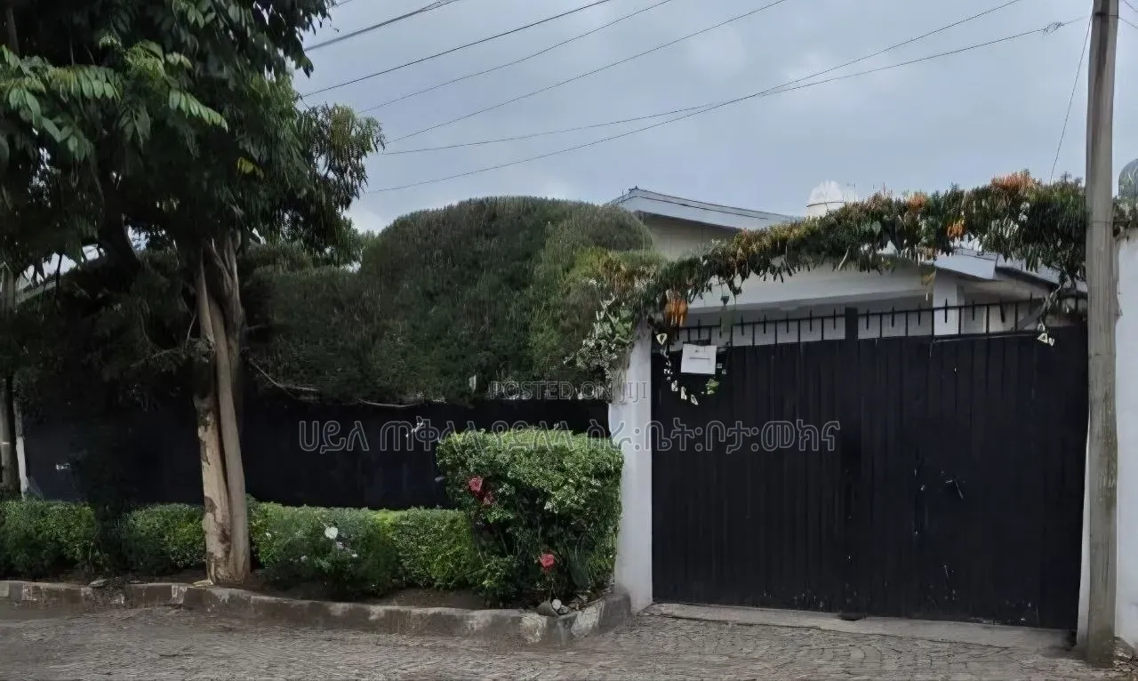 Furnished 3bdrm Villa in Ayat Zone Inside, Yeka for sale
