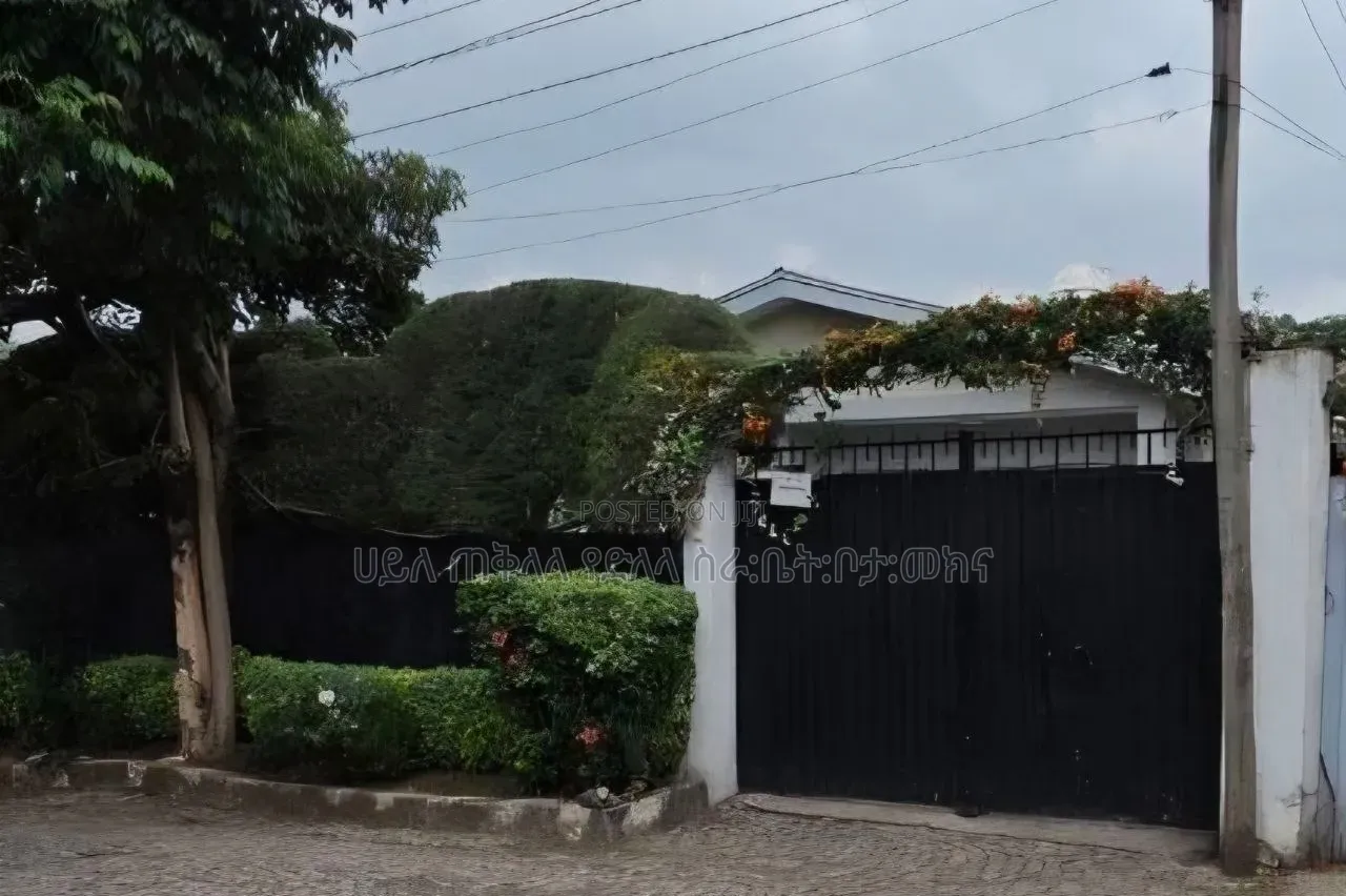 Furnished 3bdrm Villa in Ayat Zone Inside, Yeka for sale