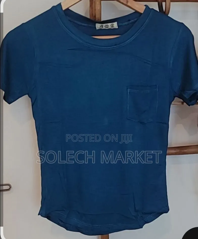 Uniqlo Airism v-Neck Short-Sleeve T-Shirt.