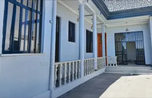 የሚከራይ መጋዘን ቃሊቲ አአ 5 ክፍል ቢሮ ጋር