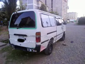 የሚከራይ Toyota 5l ሚኒባስ መኪና