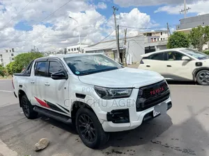 Toyota Hilux 2022 White