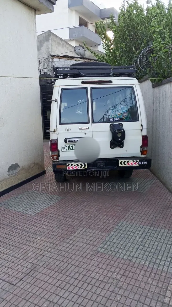 Toyota Land Cruiser 2009 White