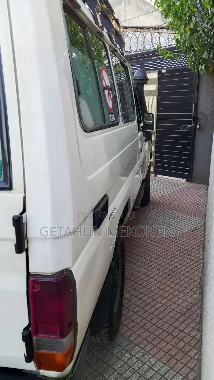 Toyota Land Cruiser 2009 White
