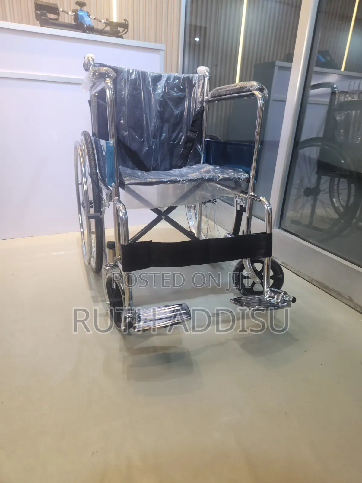 Standard Folding Self Propelled Manual Steel Wheelchair for Adult አዲስ
