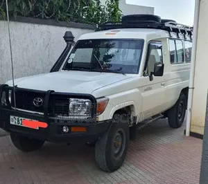Toyota Land Cruiser 2009 White