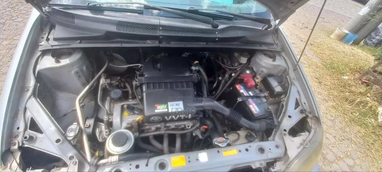 Toyota Platz 2001 Silver
