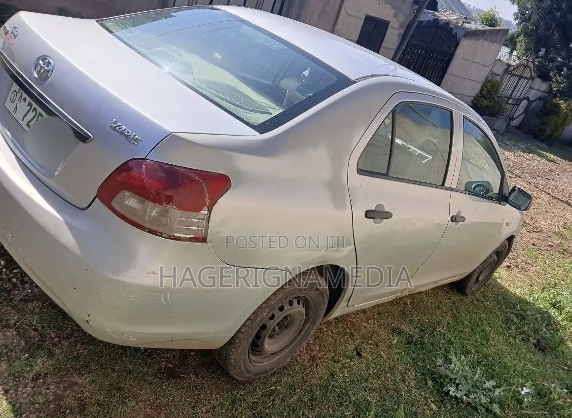 Toyota Yaris 2011 Silver