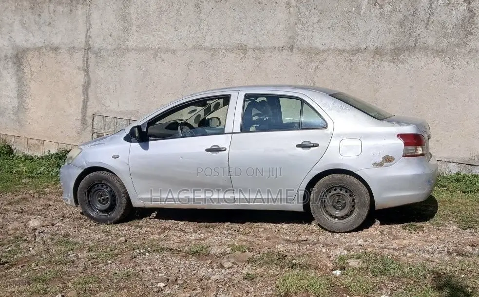 Toyota Yaris 2011 Silver