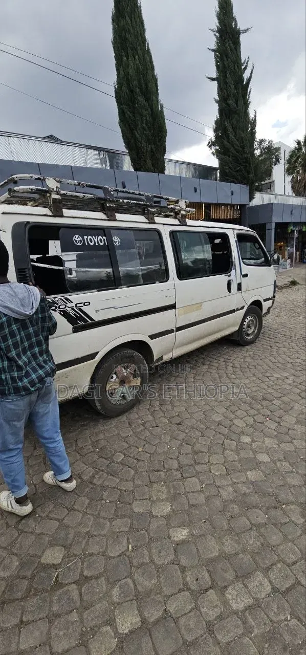 Toyota HiAce 2004 White