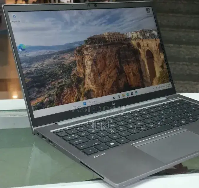 New Laptop HP ZBook Firefly 14 G7 16GB Intel Core i7 SSD 512GB