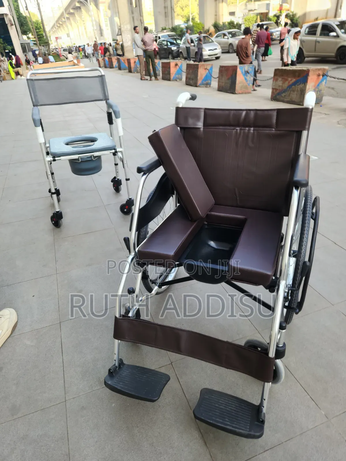 Specialized Commode Seat With a Removable Pot for Convenient Toilet