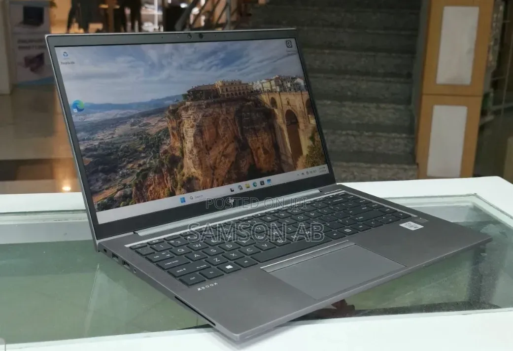 New Laptop HP ZBook Firefly 14 G7 16GB Intel Core i7 SSD 512GB