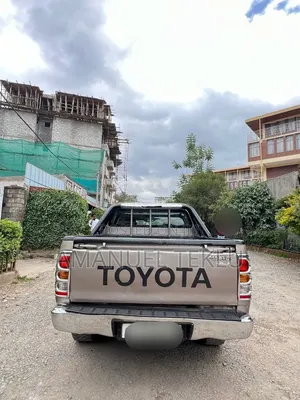 Toyota Hilux 2010 Gold