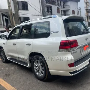 Toyota Land Cruiser 2010 White