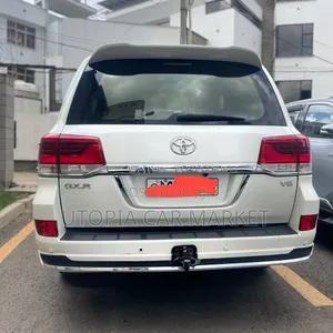 Toyota Land Cruiser 2010 White