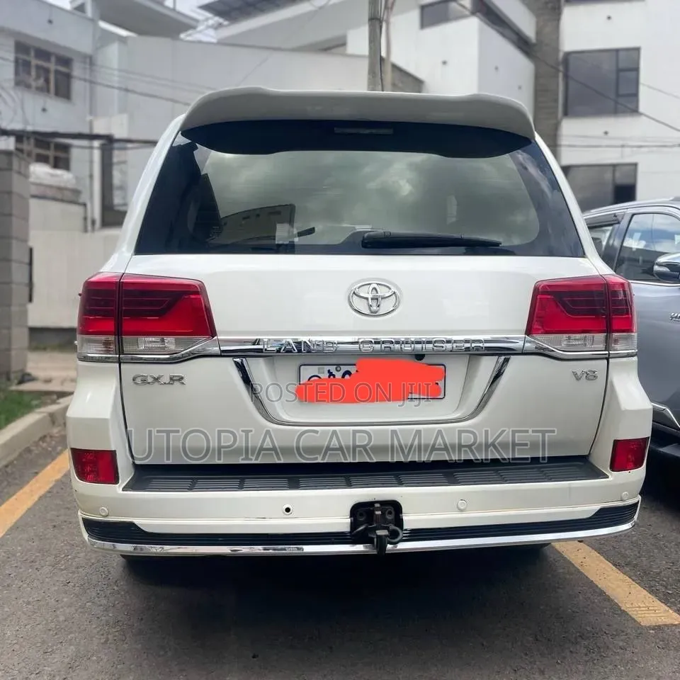 Toyota Land Cruiser 2010 White