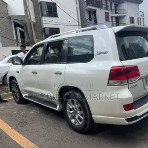 Toyota Land Cruiser 2010 White