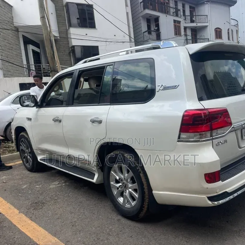Toyota Land Cruiser 2010 White