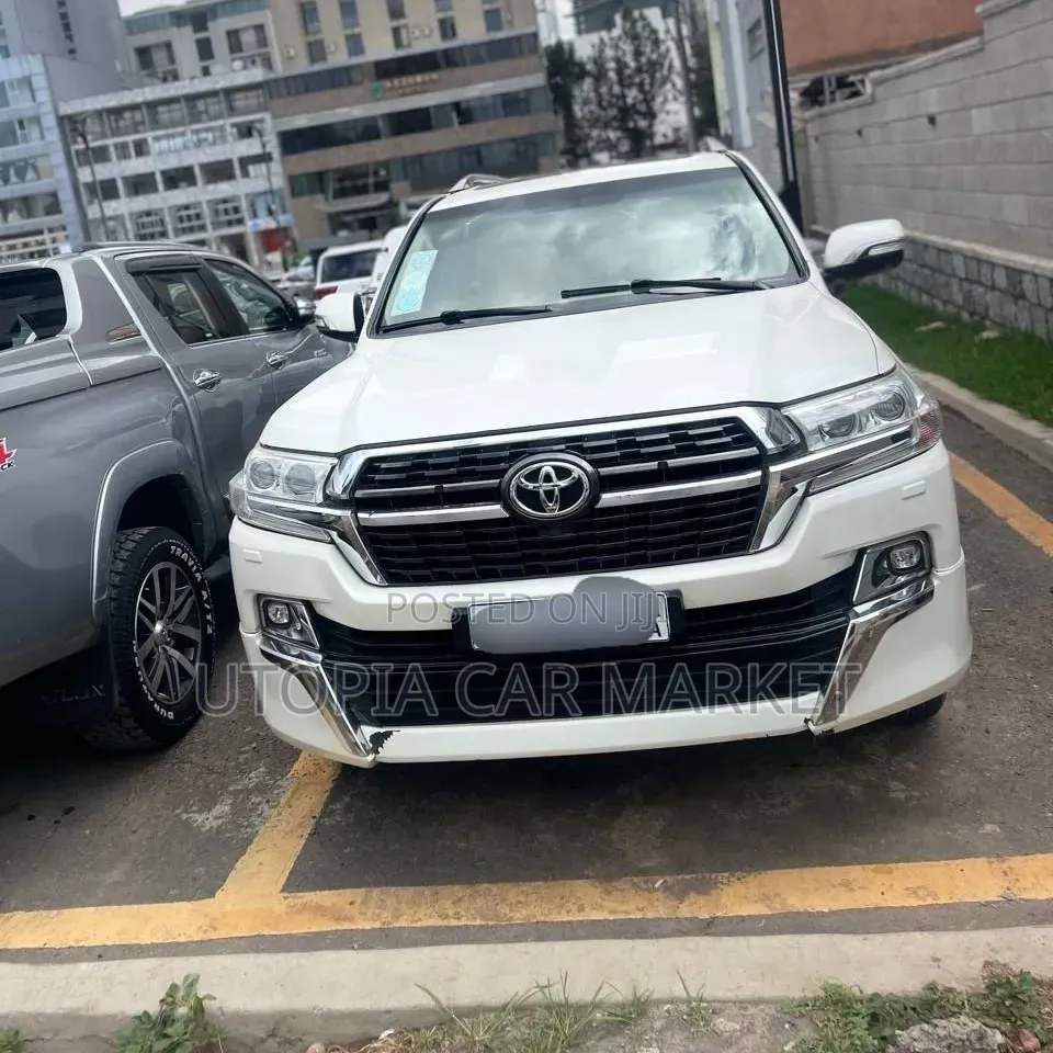 Toyota Land Cruiser 2010 White