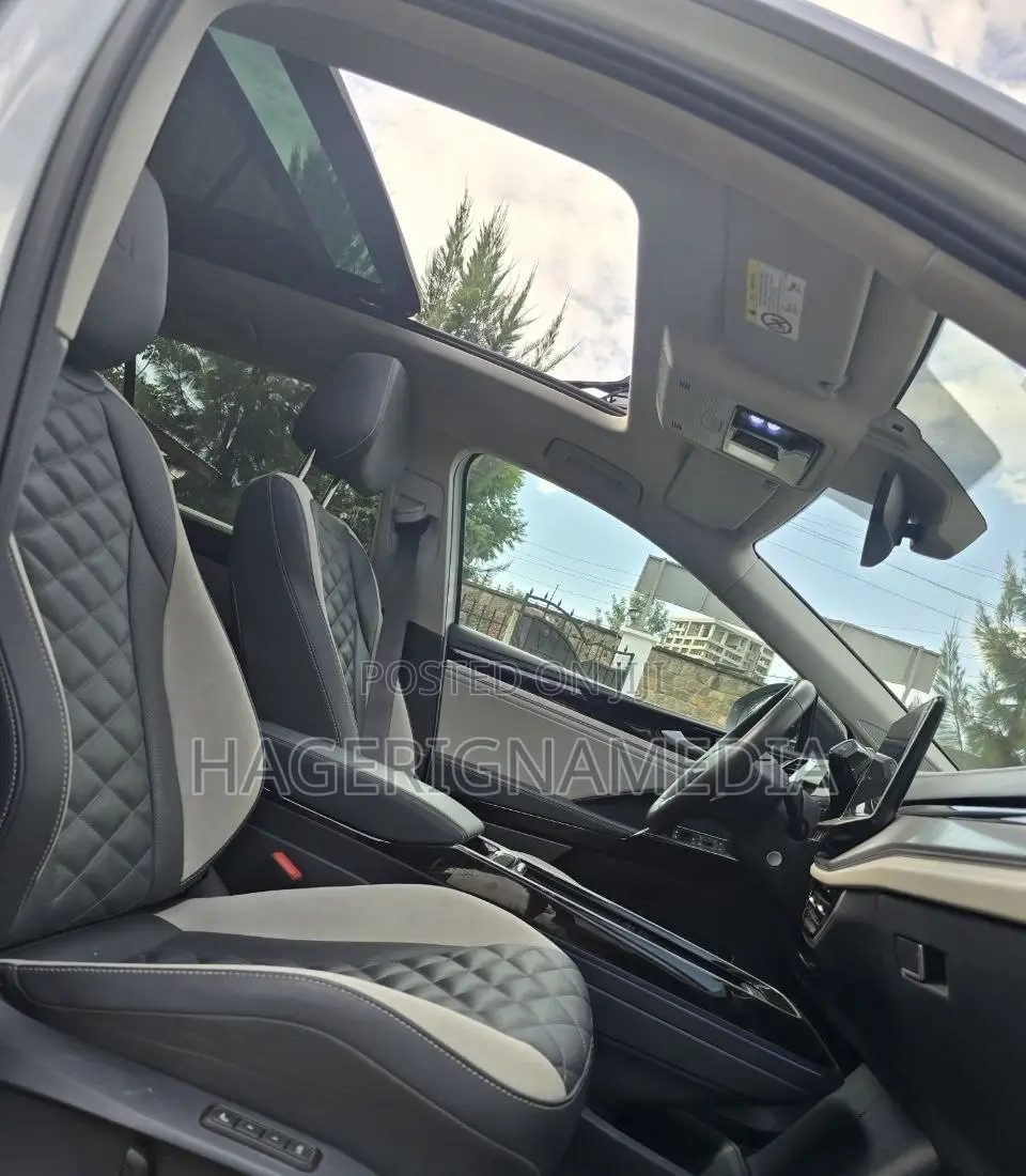 Volkswagen ID.6 2024 White