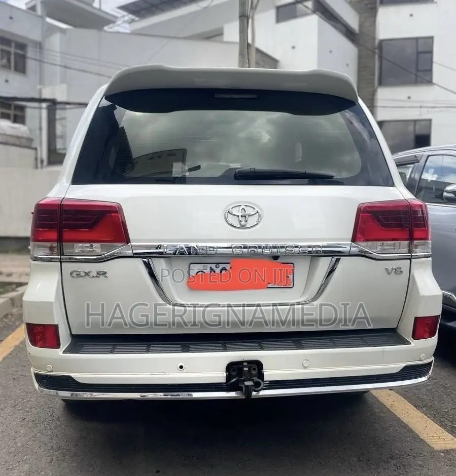 Toyota Land Cruiser 2010 White