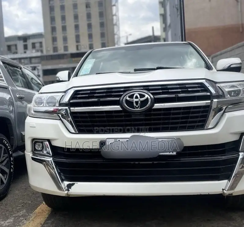 Toyota Land Cruiser 2010 White