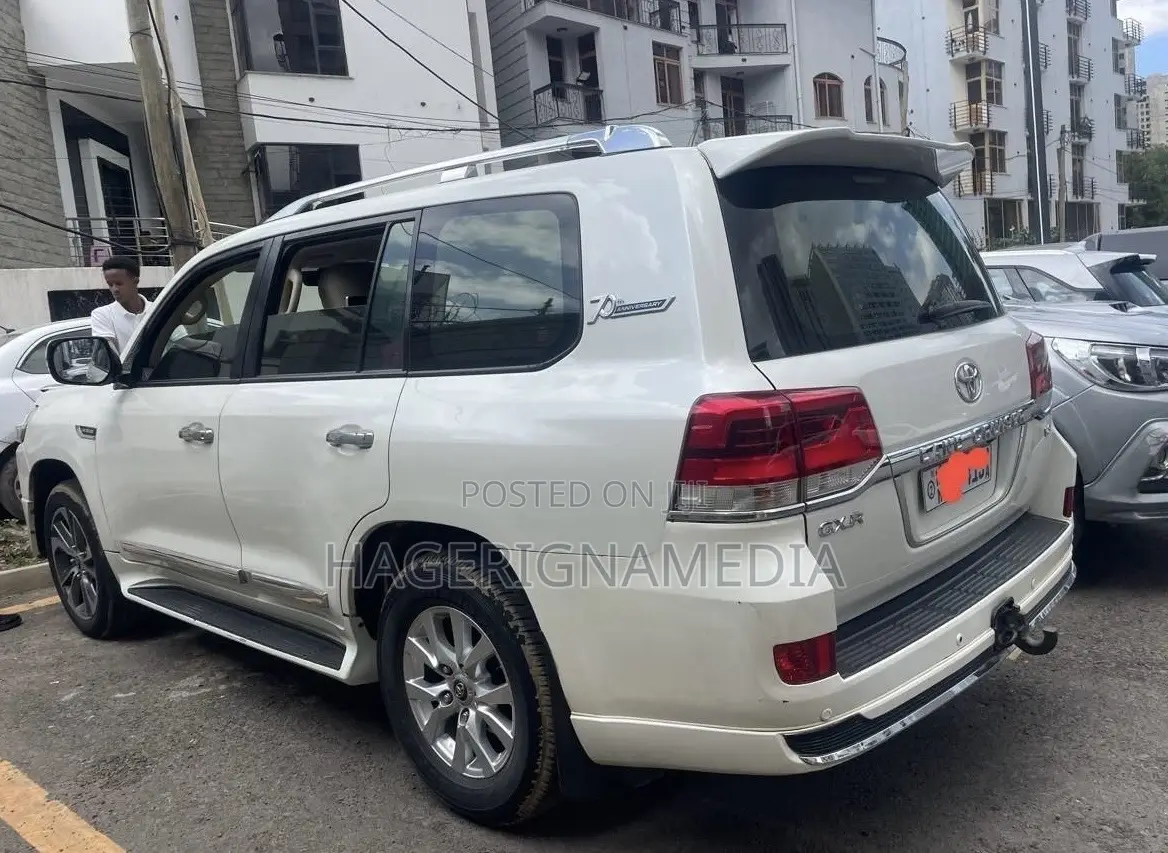 Toyota Land Cruiser 2010 White