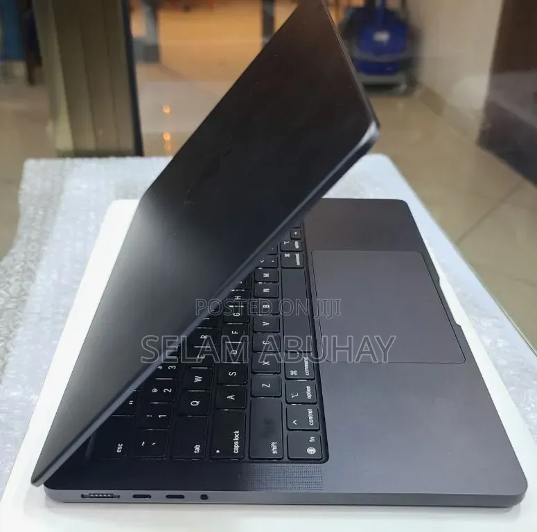 New Laptop Apple MacBook Pro 2025 M5 16GB Apple M5 Pro SSD 512GB