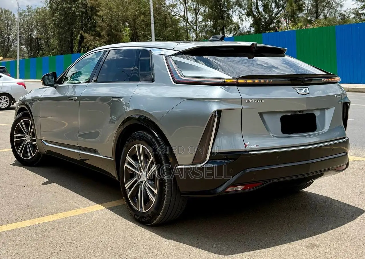 Cadillac Lyriq 100 kWh AWD 2023 Silver