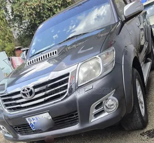 Toyota Hilux 2015 Gray