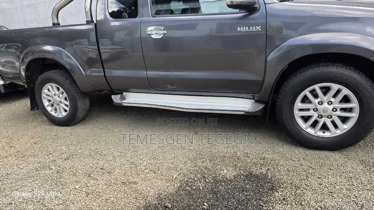 Toyota Hilux 2015 Gray