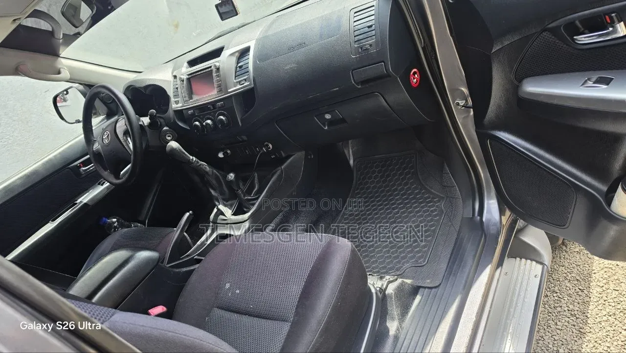 Toyota Hilux 2015 Gray