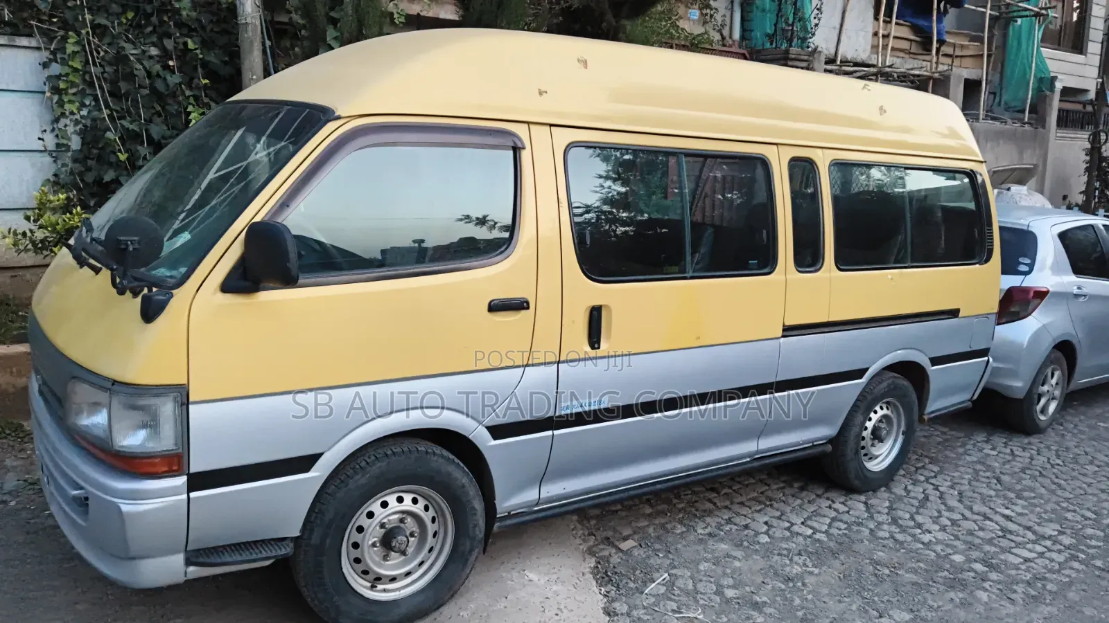 Toyota HiAce 2002 Yellow
