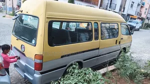 Toyota HiAce 2002 Yellow