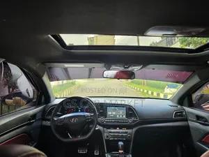 Hyundai Avante 2017 Gold