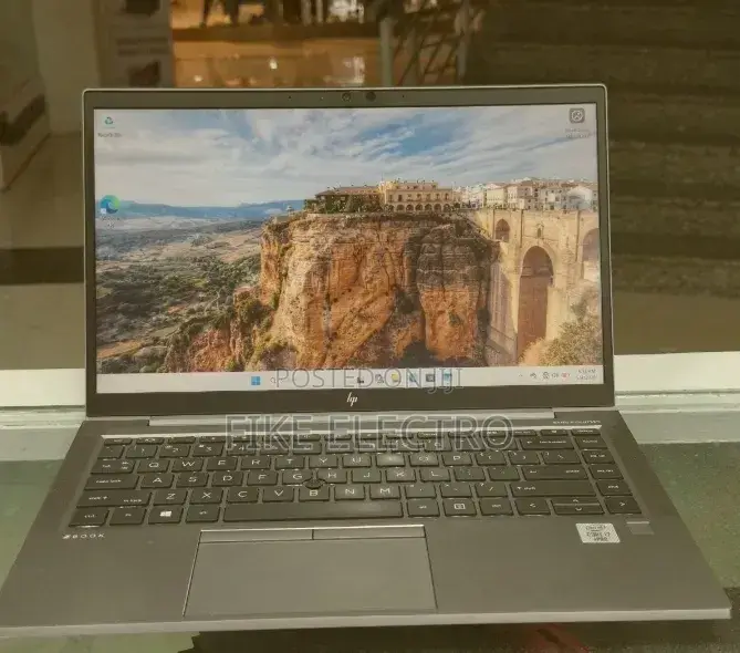 New Laptop HP ZBook Firefly 14 G7 16GB Intel Core i7 SSD 512GB