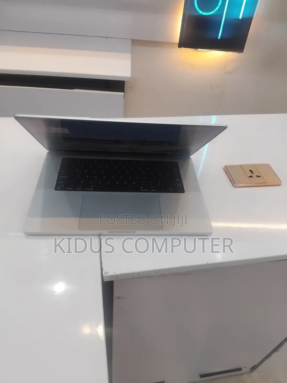 New Laptop Apple MacBook Pro 2021 M1 Max 32GB Apple M1 SSD 1T